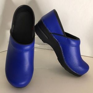 NWOT Sanita Nursing Clogs Royal Blue Sz 37  6.5-7